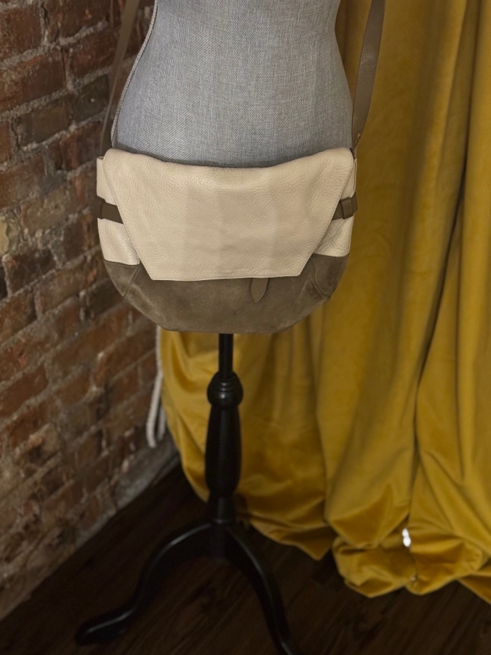MARC JACOBS  HOBO CROSSBODY BAG